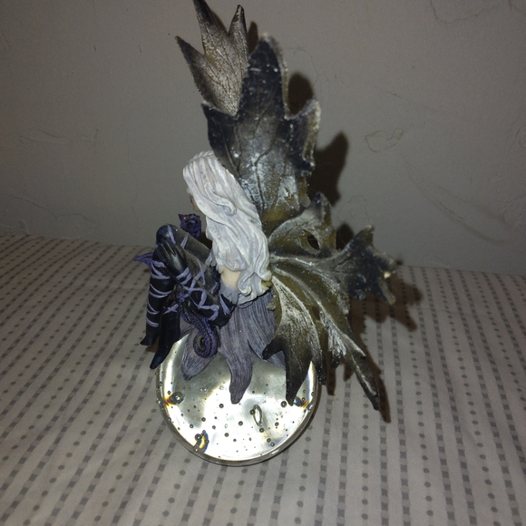 Fairy figurine on crystal ball - Picture 2 of 4